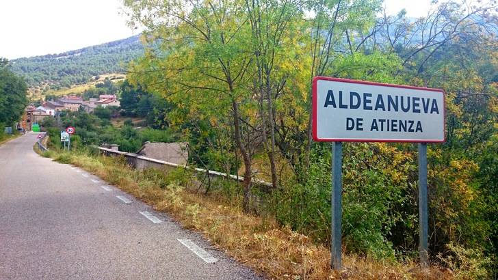 Se sale de la carretera por la nieve un conductor de ambulancia en Aldeanueva de Atienza