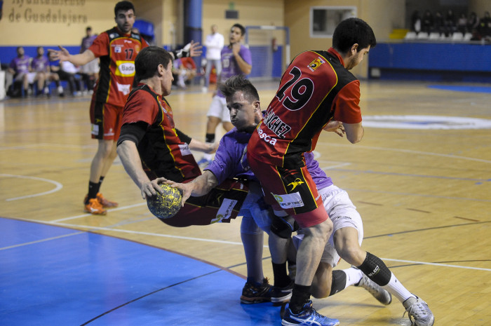 Guadalajara lucha hasta el final en León (30-29)