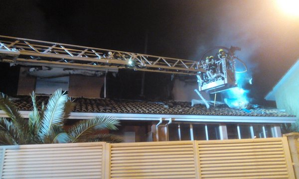 Un incendio obliga a dejar sus casas a dos familias en Guadalajara