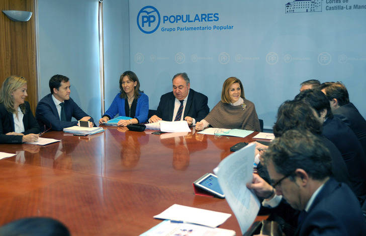 Cospedal denuncia que los presupuestos suben los impuestos y el gasto corriente, provocan la fuga de empresas y coartan la libertad de elección de centro educativo