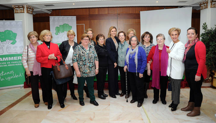 Cospedal destaca que el empleo es una garantía para la igualdad