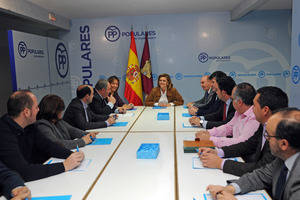 Cospedal muestra su preocupación en Guadalajara por la fuga de empresas en la región motivada por la subida de impuestos de PSOE-Podemos