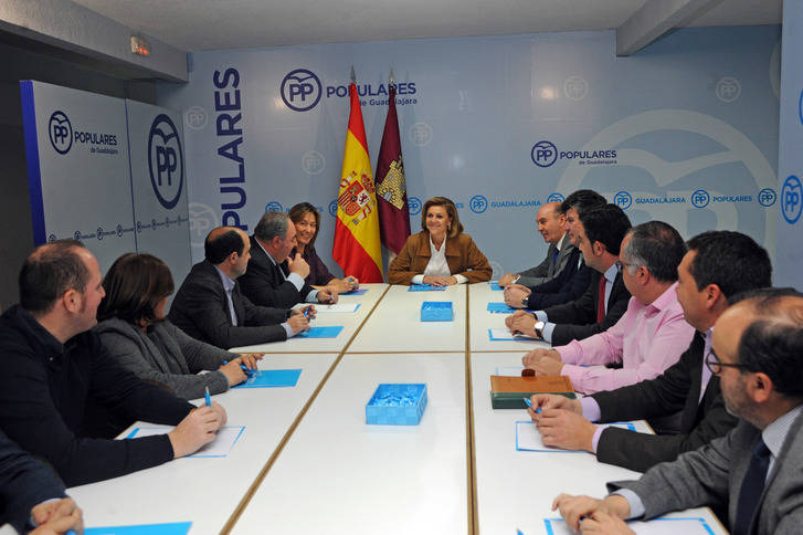 Cospedal muestra su preocupación en Guadalajara por la fuga de empresas en la región motivada por la subida de impuestos de PSOE-Podemos