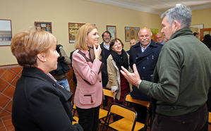 Cospedal pide a Sánchez y Rivera que se sienten a hablar con el PP para construir un futuro para España