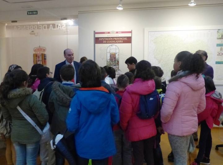 Dos grupos de escolares del colegio La Espiga de Azuqueca conocen el Palacio Provincial
