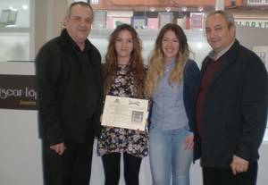 FCG hace entrega del cheque del sorteo de una cena romántica para dos personas de su campaña de San Valentín