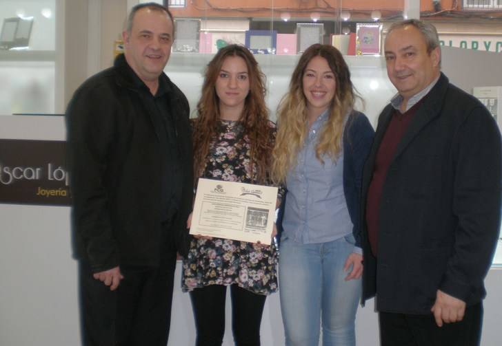 FCG hace entrega del cheque del sorteo de una cena romántica para dos personas de su campaña de San Valentín