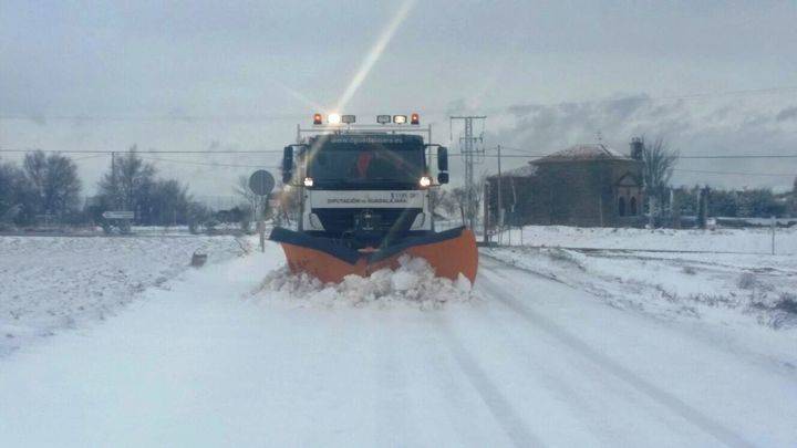 Siete máquinas quitanieves de la Diputación han limpiado este fin de semana las carreteras