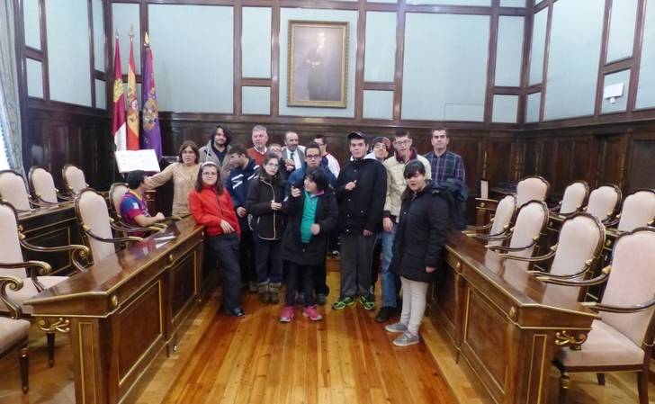 Alumnos del Colegio de Educación Especial Virgen del Amparo visitan el Palacio Provincial