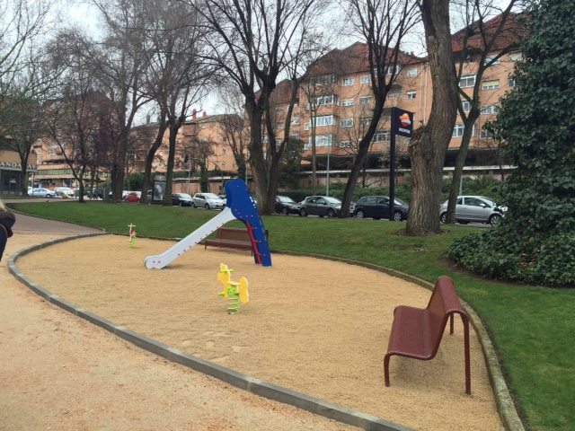 El Ayuntamiento mejora la Plaza Sor María Lovelle, con nuevos accesos y ajardinamiento y una zona de juegos