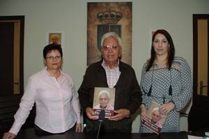 Isabel García Francisco presenta en Quer su libro 'Los recuerdos de Félix García', basado en la memoria de la infancia y juventud de su padre