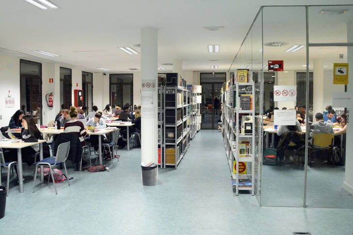 Sala de estudio de la Biblioteca Almudena Grandes. Fotografía: Álvaro Díaz Villamil / Ayuntamiento de Azuqueca