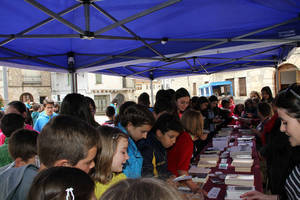 El Día del Libro ha tenido en Trillo un matiz solidario