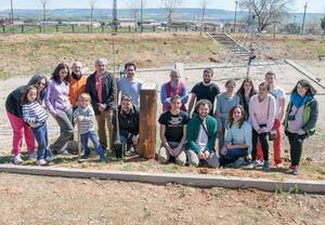 Niños y mayores plantan 70 árboles y olmos libres de grafiosis en el parque de las Tormentas de Marchamalo