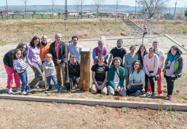Niños y mayores plantan 70 árboles y olmos libres de grafiosis en el parque de las Tormentas de Marchamalo