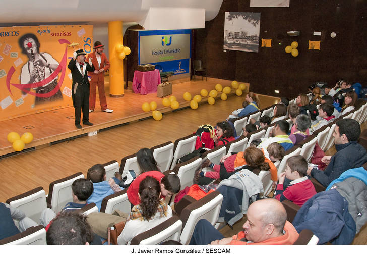 Correos y Payasos sin Fronteras traen magia y diversión a los niños ingresados en el Hospital de Guadalajara