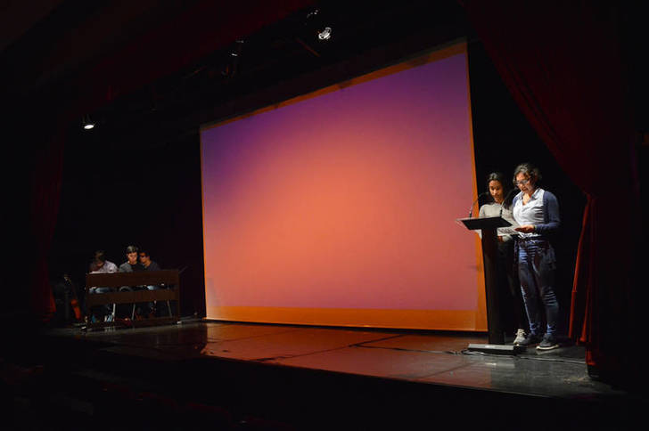 Casi doscientas personas participan en el homenaje a la poesía 'Hilando versos' en Azuqueca