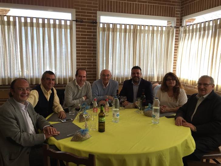 El delegado de la Junta se reúne con los miembros del Centro Segoviano de Guadalajara