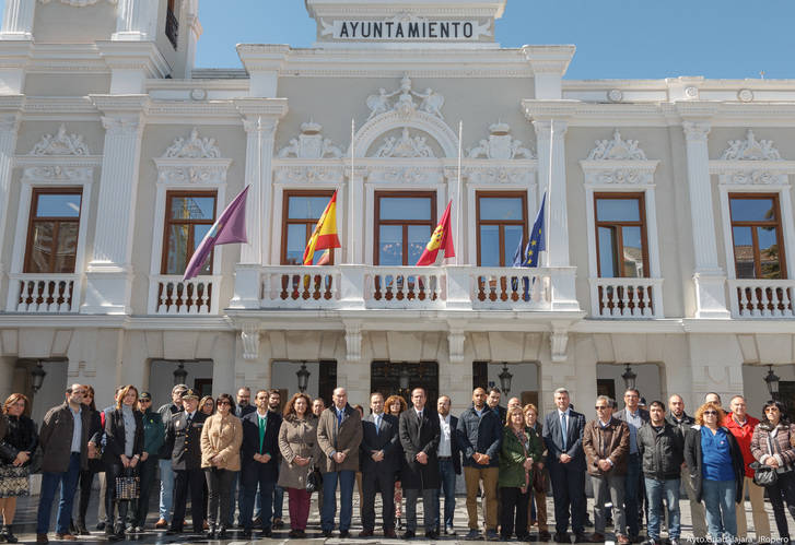 Guadalajara recuerda a las víctimas de Bruselas con un minuto de silencio en la Plaza Mayor