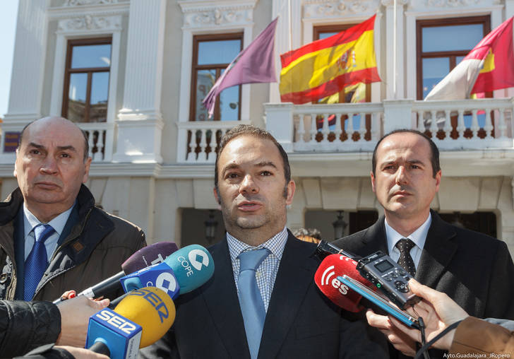 Guadalajara recuerda a las víctimas de Bruselas con un minuto de silencio en la Plaza Mayor