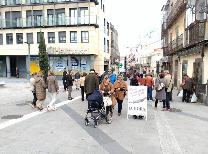 Los concejales de Ahora Guadalajara salen a la calle con el boletín de información municipal La hora de Guadalajara