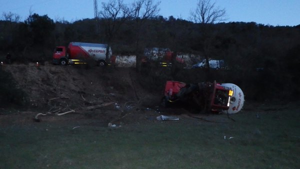 Cae un camión con 8.000 kilos de gas propano por un barranco en Guadalajara
