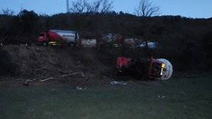 Cae un camión con 8.000 kilos de gas propano por un barranco en Guadalajara