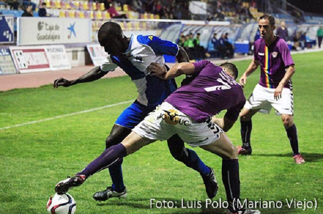 El C.D. Ebro supera al Dépor y le obliga a ganar al Rayo Majadahonda