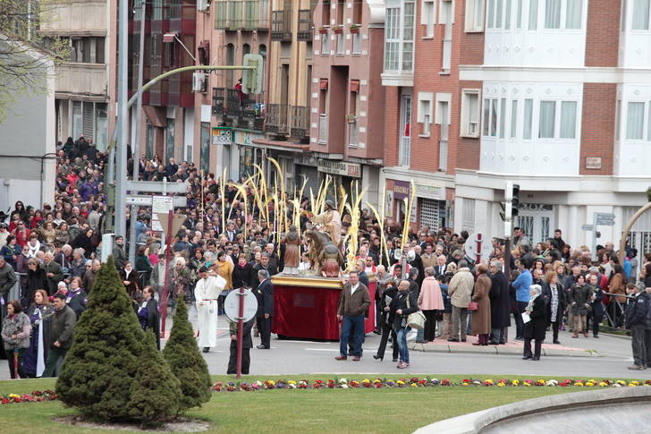 Fieles y turistas abarrotan San Ginés este Domingo de Ramos en Guadalajara
