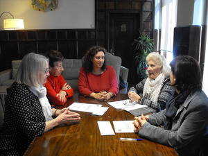 APIEPA Y AFAUS reciben la recaudación de la obra Las mujeres sabias, de Molière