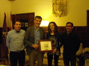 Ana Lozano recibe la felicitaci&#243;n del alcalde y del concejal de Deportes por la medalla conseguida en el Campeonato de Espa&#241;a de pista cubierta