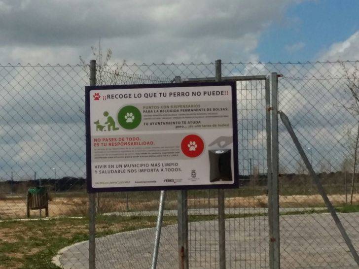 Yebes estrena seis puntos de recogida de bolsas para retirar las cacas de los perros de la vía pública