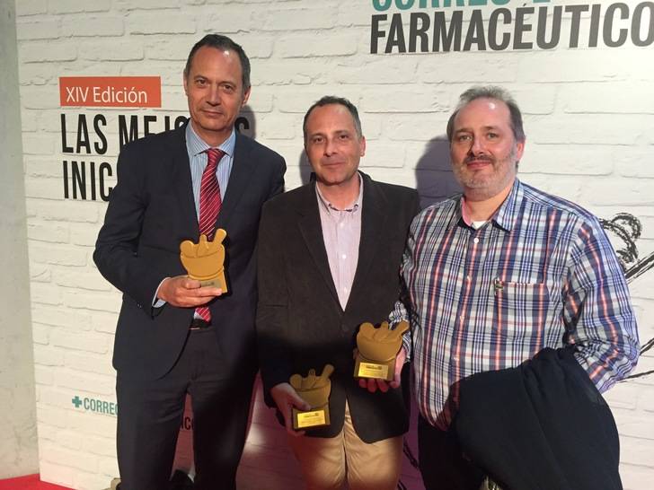 En la imagen, de izquierda a derecha, el jefe de Neumología del Hospital Universitario de Guadalajara, José Luis Izquierdo, el farmacéutico de Atención Primaria José Manuel Paredero y el médico de Atención Primaria de Azuqueca de Henares, Raúl Piedra