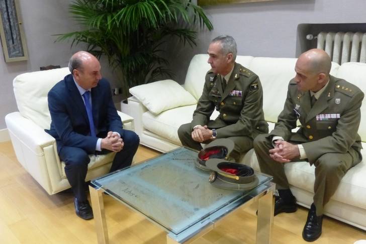 Latre recibe al actual Coronel Jefe del Parque de Ingenieros y a su sucesor