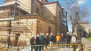 Latre se interesa por las obras de rehabilitación del Santuario de Barbatona