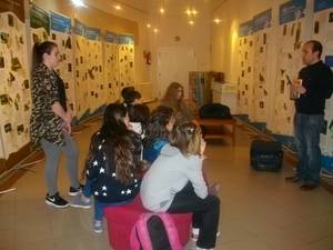 El club de lectura juvenil de la biblioteca de Alovera conoce como viven los niños de la selva