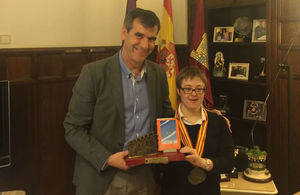 Román recibe a Marta Martínez, deportista alcarreña, ganadora de tres oros en el Campeonato de España para personas con Discapacidad Intelectual