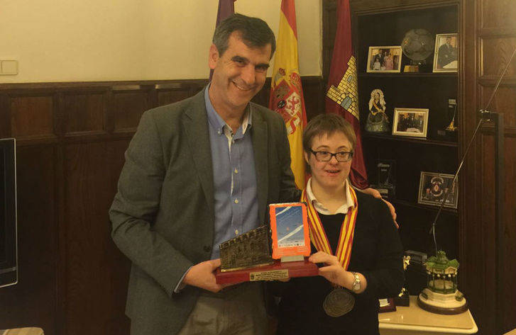 Román recibe a Marta Martínez, deportista alcarreña, ganadora de tres oros en el Campeonato de España para personas con Discapacidad Intelectual