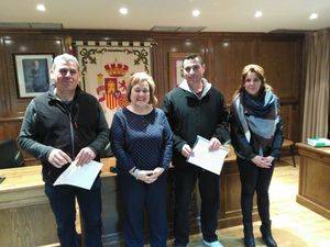 La Asociación Amigos y Pádel Alovera entrega 600 euros a Sonrisas para Javier