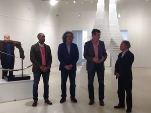 Antonio Román inagura la exposición de Roque Carmona