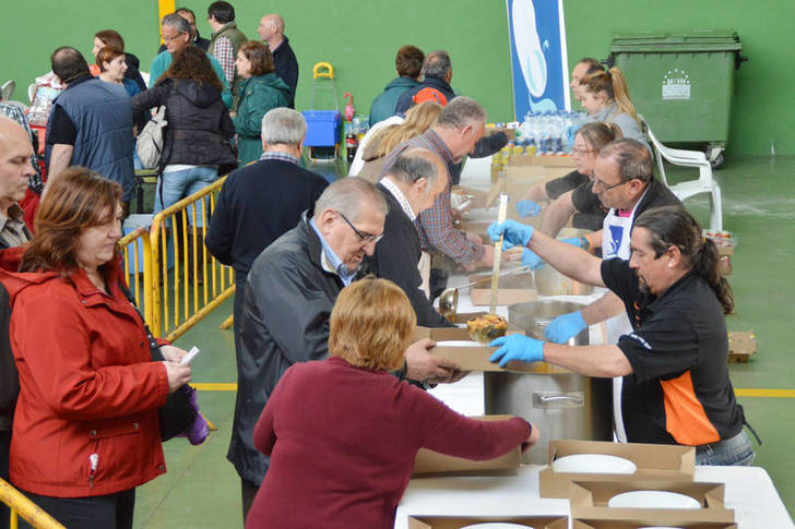 500 raciones de judiones de La Granja se sirvieron en la comida popular de Azuqueca