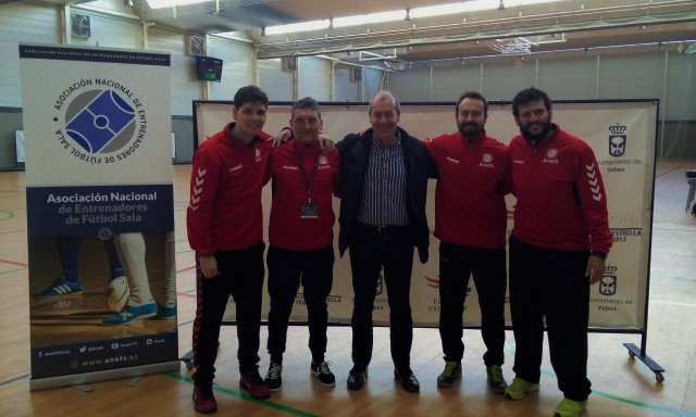 La pista del CDM Valdeluz sirve de banco de pruebas para más de 70 entrenadores de fútbol-sala