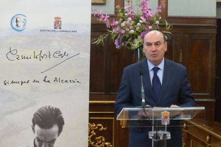 Un centenar de personas participa en la lectura pública del Viaje a la Alcarria de Cela organizada por la Diputación