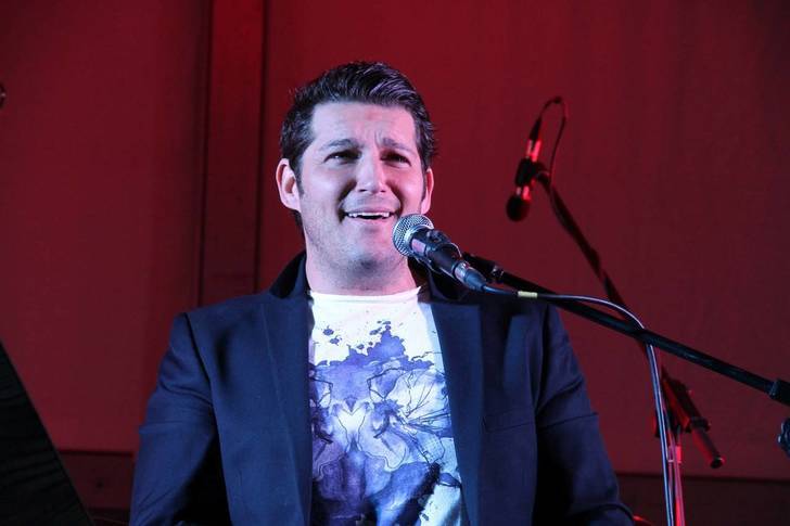 Manu Tenorio en Trillo: Para mí, cantar es una oportunidad que me da la vida de entregarme a la gente