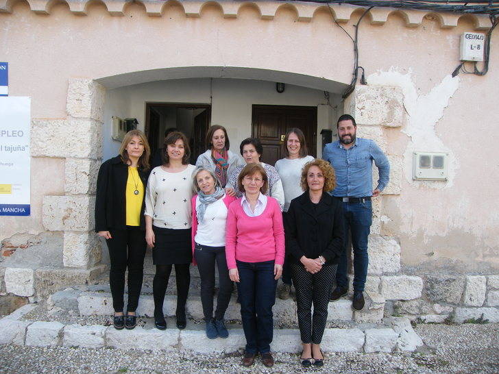La directora provincial del Instituto de la Mujer se reúne con la junta directiva de la Asociación de Mujeres Brihuega