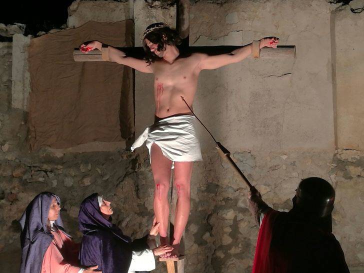 El presidente de la Diputación asiste a la Pasión Viviente de Albalate de Zorita, de Interés Turístico Provincial