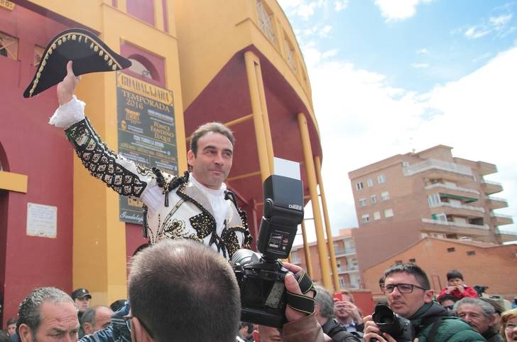 Enrique Ponce abre la puerta grande del coso de Las Cruces en la corrida goyesca de Guadalajara