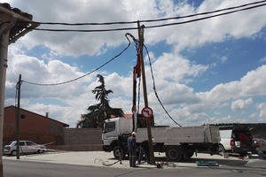 Retirados dos postes de luz que estorbaban a la circulación en la calle Ambrosio Pérez en Cabanillas