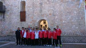 Los jóvenes jugadores del Rayo Vallecano conocen el castillo de Torija con el diputado de Deportes