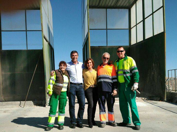 La diputada provincial Yolanda Ramírez se interesa por el funcionamiento de la planta de residuos de El Casar-Mesones